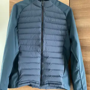 Sail Racing Race Hybrid Jacket Lättviktsdunjacka i stl L, liten i stl så mer M eller liten L. Använd ett fåtal gånger då den är för liten. Tvättad inför försäljning. Färgen är mörkare i verkligheten än på bilderna,mer marinblå. Nypris ca 2700:-