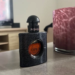 YSL black opium 30ml - Säljer pga den inte kommer till användning. Nypris 700kr. 