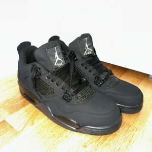 Svarta Air Jordans - Säljer ett par svarta Air Jordans i nyskick. De har en snygg och stilren design med snörning och den klassiska Jumpman-loggan på tungan och hälen. Perfekta för både vardag och fest!