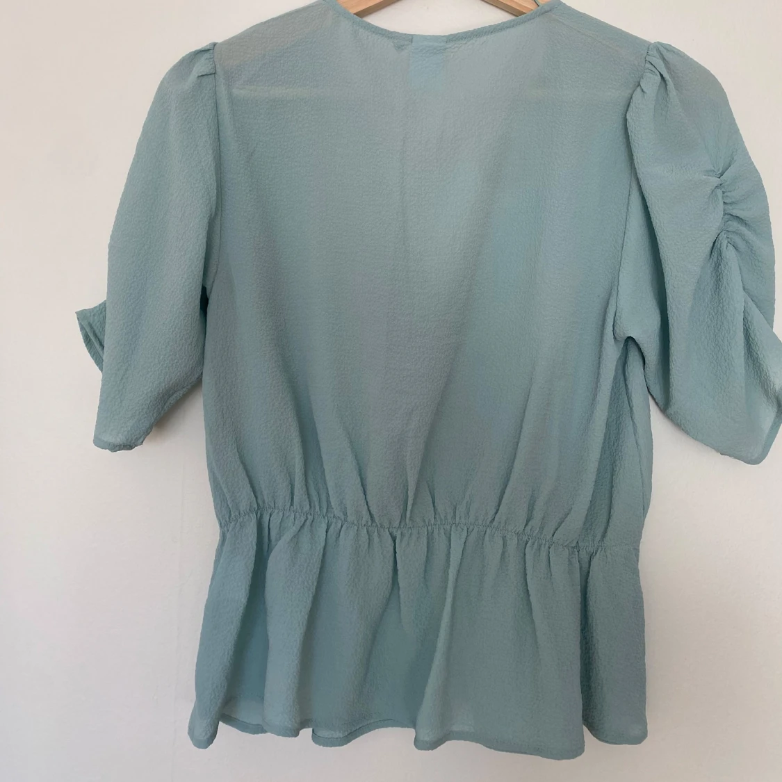 Ljusgrön blus med v-ringning - 90