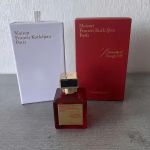 Säljer en lyxig parfym från Maison Francis Kurkdjian, Baccarat Rouge 540. Flaskan är elegant och fyrkantig i en djup röd färg med en guldig kork. Parfymen kommer i sin originalförpackning med både en vit och en röd kartong. Perfekt för den som vill ha en exklusiv doftupplevelse.