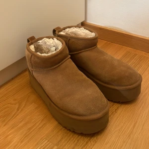 Plattform UGGs - Intressekoll på mina plattform uggs köpta förra året, knappt använda och i väldigt bra skick💕
