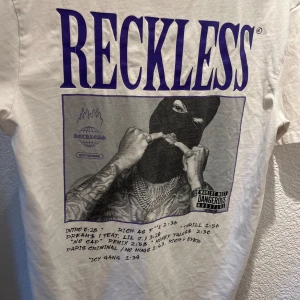 T shirt - T-shirt från new yorker i storlek M. Coolt motiv på ryggen och inga defekter inte min stil längre därför säljer jag den.