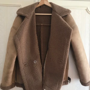 Khaki Höst Jacka - En Khaki/brun jacka för hösten:) Den är rätt använd sen innan men inga märken eller rivor. Det är storlek L och lite baggy, samt tjock. Skickas mot portokostnad XD