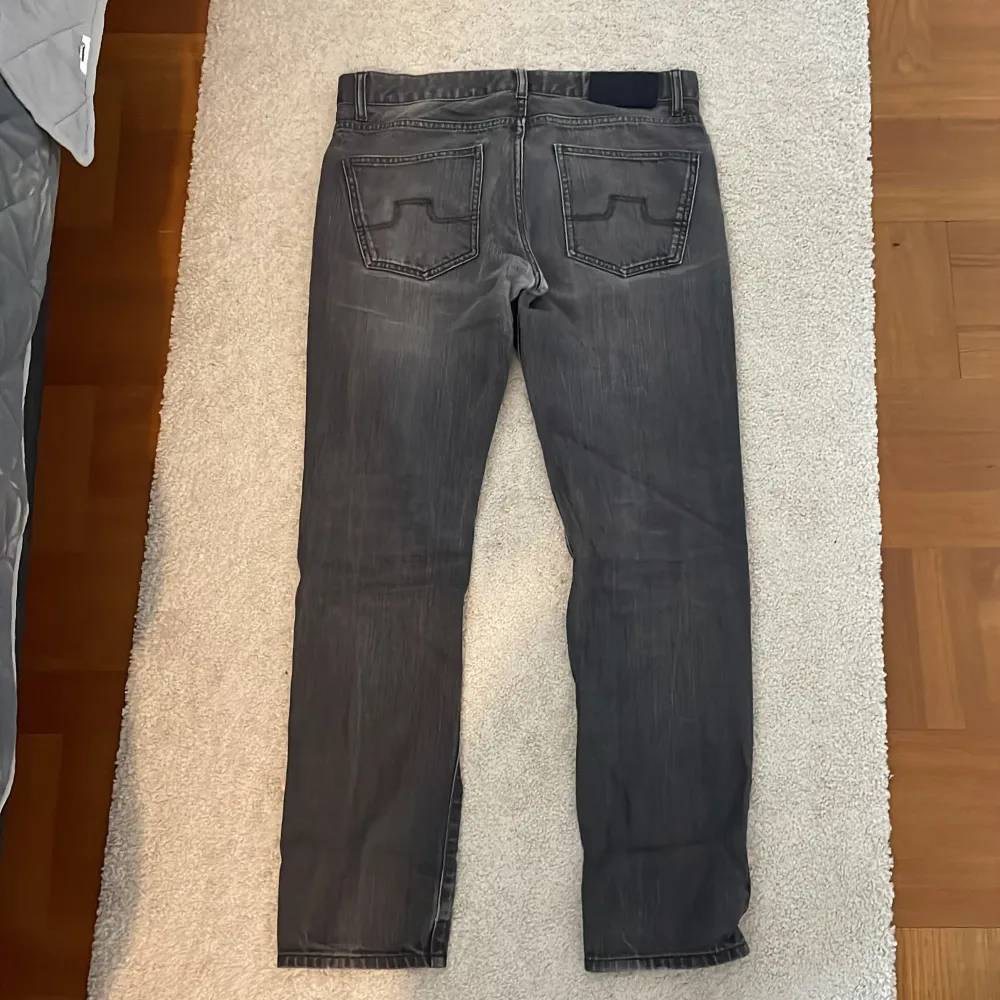 Garderobsrensing! Säljer ett par J. Lindeberg Jeans i storlek 32/32. Modellen är Jay, Mid-rise/ slim fit. Lite slitna i grenen men mycket kvar att ge. . Farkut & Housut.