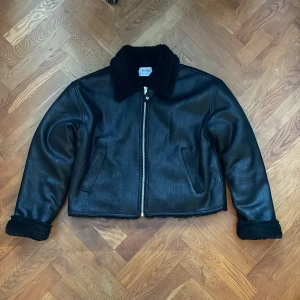 Weekday faux leather jacket  - Jacka från weekday i bra skick med en oversized boxy fit väldigt varm så perfekt för vintern 