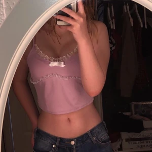 Söt topp! - Jättegulligt linne med spetskant och en rosett:)