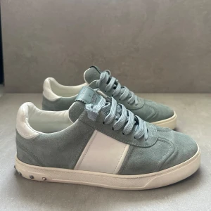 Valentino flycrew - mycket bra skick || strlk 37 || alla nitar är kvar ||  självklart äkta || hör av er vid intresse!