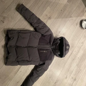 Sail racing vinterjacka - Säljer min Sail Racing vinterjacka då den är för liten. Skick enligt bilderna. Pris kan diskuteras, vill bara få bort den. Skriv vid funderingar! 