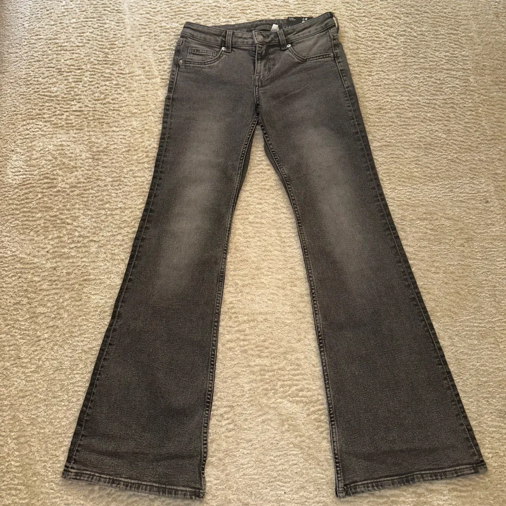 Super fina gråa low waist jeans som tyvärr inte kommer till användning. Helt nya med prislappen kvar 💞. Jeans & Byxor.