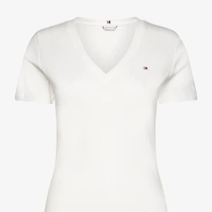 tommy hilfiger t-shirt - Säljer min helt oanvända tommy hilfiger t-shirt. Köpt för 600 säljer för 400