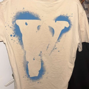 Vlone tröja - Storlek M, använd sparsamt. Väldigt finn tröja passar med allt. Pris kan diskuteras.