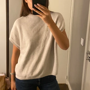 Tröja från Kappahl  - Väst/tröja från Kappahl i storlek M. Slutsåld på deras hemsida 