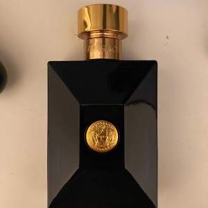 En parfym från Versace. Dylan Blue. En all year parfym som funkar när som helst och väldigt fräsch. 100 ml flaska men ungefär 55-60 ml kvar