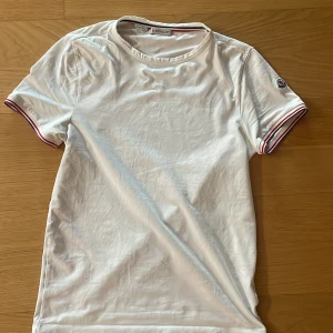Moncler T shirt  - | Moncler Vit T shirt | Defekter: Tappat lite blå färg vid armarna men verkligen inget man lägger märket till | Modellen är 176 56 kg | ÄKTA | Fraktar spårbart via PostNord eller Instabox på köparens bekostnad | Mvh JacobsCloset 