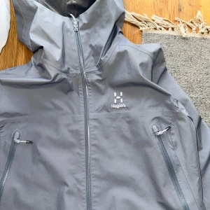 Haglöfs jacka - Använd några gånger. Storlek L. Grå. Nypris 4000:- Gore tex, vattentät. Säljes pga stor för mig. 