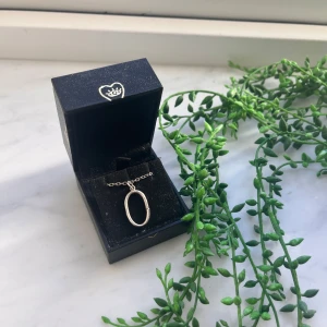 Bokstavs halsband ifrån Maria Nils dotter  - Fin halsband med bokstaven "O" . Bra skick och köptes för 1800. Kedjan är 40 cm 