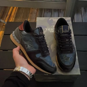 Rockrunners  - Säljer dessa feta Valentino rockrunners som passar storlek 40! Skick 8-9/10💯 Skriv vid frågor eller funderingar!