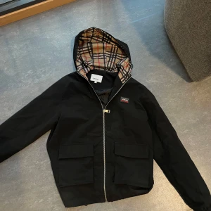 Tunn burberry jacka - Sällsynt modell från burberry, säljs inte längre. Inget kvitto eftersom jag är ägare nummer två, men knappt använd, och qr kod tar en till hemsidan. Pris kan diskuteras. Nypris på en sån här jacka kan ligga på 10 tusen som mest. Perfekt jacka för våren.