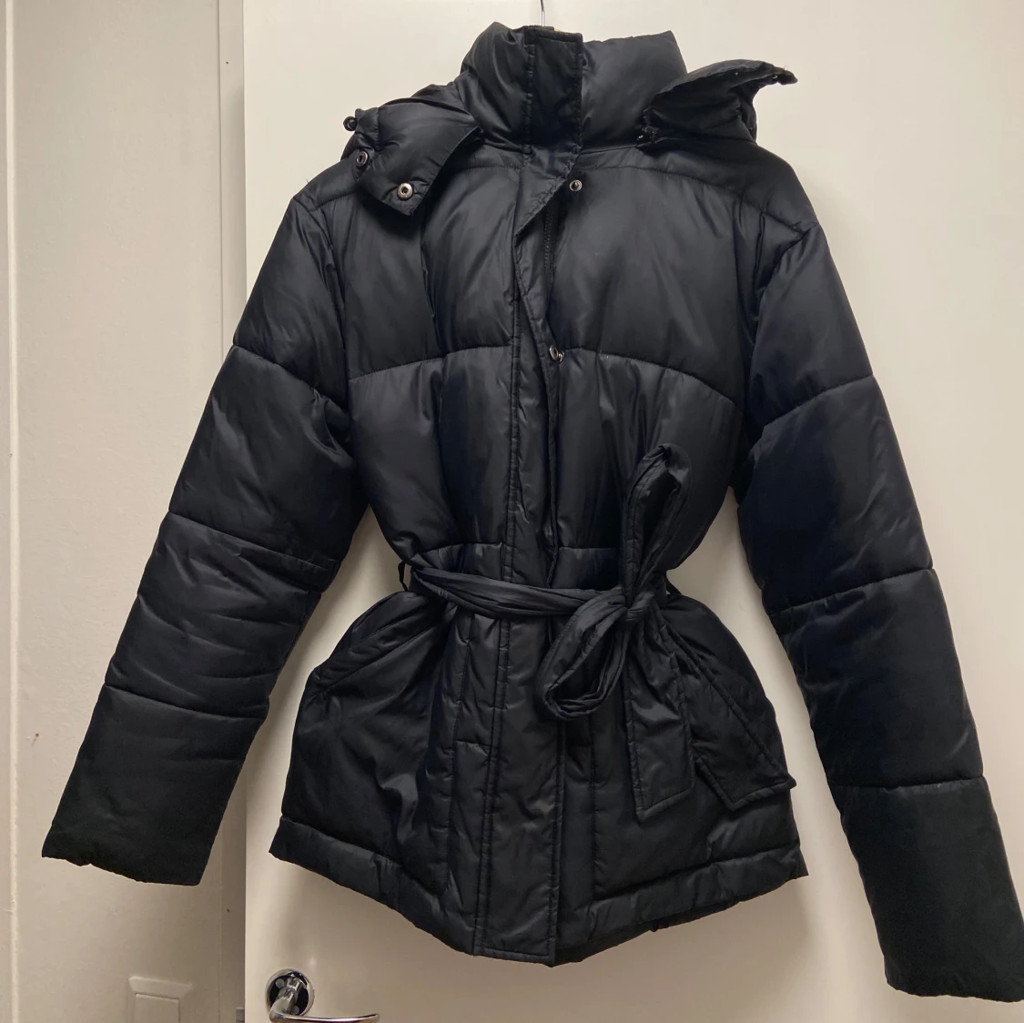 Svart dunjacka från NA-KD