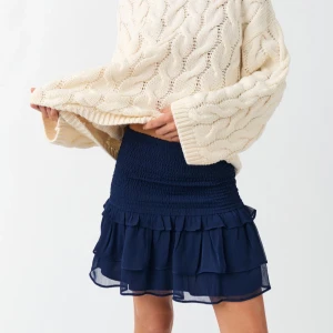 marinblå volangkjol - Marinblå volangkjol från gina som knappt är använd, bra skick💕