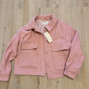 Kappa - Säljer en super fin kort kappa i färgen rosa, storlek 40, helt oanvänd med prislapp 