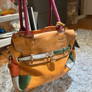  - En stor fin färgglad handväska!  Den har många fack som delar även upp väskan på mitten.  Fina detaljer, olika mönster och färger