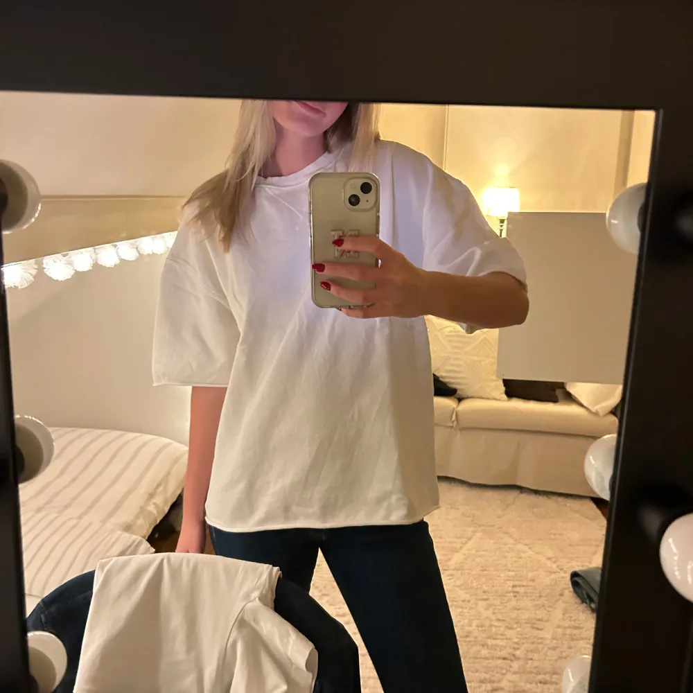 Säljer denna virala oversized t-shirt från Zara. Super bra skick då den används fåtal gånger! Säljer för 200kr!. T-shirts.