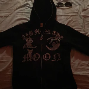 Rinestone tröja aimforthemoon - Limited edition aim for the moon tröja. Riktikt fet passar bra. I väldigt fint skick inga hål eller slitningar på tröjan. Inte tappat några stenar. Passar xs och small