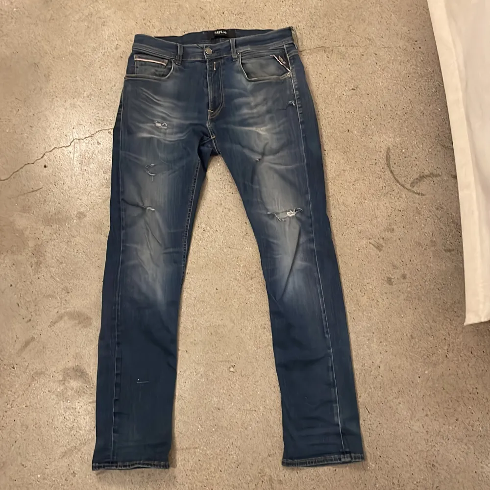 Replay jeans med riktigt snygga slitningar | Bra skick och i storlek 31/32 | Hör av er om ni har några frågor eller funderingar!. Jeans & Byxor.