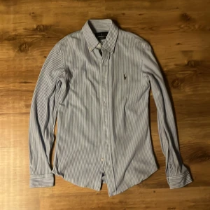Randig Ralph lauren skjorta - En randig ralph lauren skjorta i gott skick storlek small slim fit 