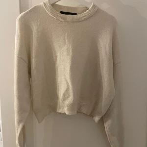 Stickad tröja  - Säljer nu denna fina stickade tröjan ifrån Vera Moda i storlek s💕
