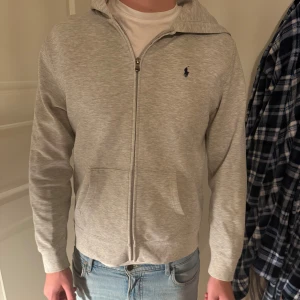 Ralph Lauren hoodie - Säljer denna zip-up hoodie, tröjan är i bra skick men tyvär blivit för liten och inte kommer till användning. Skriv vid eventuella frågor.💕