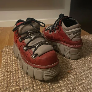 New Rocks - Köptes på plick för 1500kr men har varit väl använda i ca 1år, därför säljs vidare billigare. Kom utan skolåda men är med säkerhet äkta. Nya kostar dessa skor 2688 kr / € 234,33. Bara att höra av dig vid intresse eller frågor!🔥