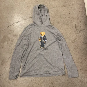 Ralph Lauren hoodie - Ralph Lauren hoodie med snyggt tryck | Bra skick och i strl M | Hör av er om ni har några frågor eller funderingar!