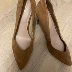 Helt nya pumps - Helt nya bruna mocca pumps köpta från Aldo. 