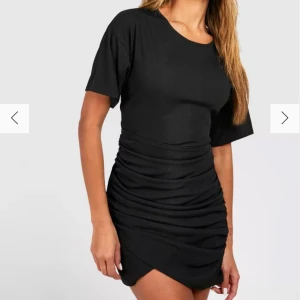 Svart miniklänning  - Svart tajt kortärmad miniklänning. Ganska liten i storlek och skulle säga att den passar någon som är 170 cm och under.