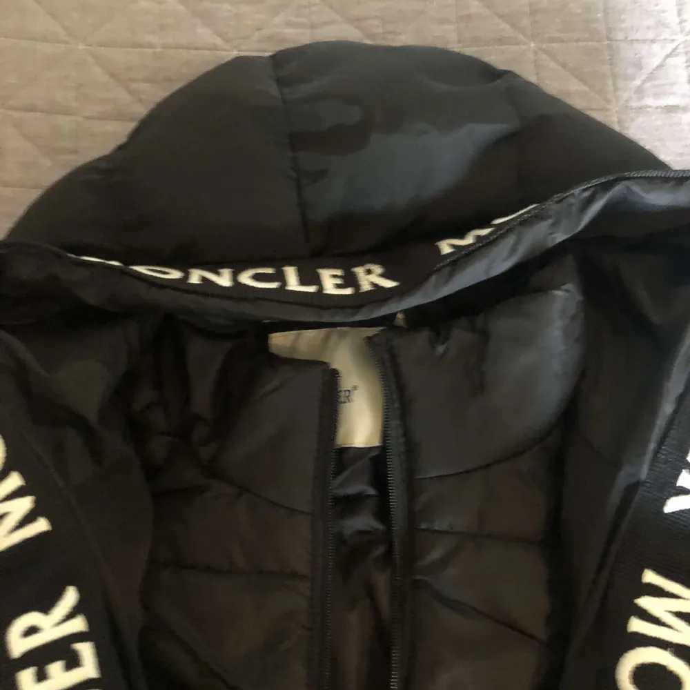 Säljer en Moncler vinterjacka använt den 4-6 gånger. Fick den av min kompis Storlek: XXL men passar mer L Kom med bud. Pris går o diskutera  . Jackor.