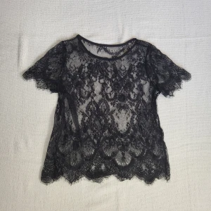 Broderad festtopp - Ursnygg broderad topp med lös passform. Perfekt att ha över ett linne eller bara som den är till festen!