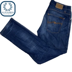 Nudie Jeans Grim Tim - Ett par fett snygga Nudie Jeans i modellen Grim Tim. Han på bilden är ca 175cm/70kg (lite stora). Nypris: 1600kr  Skriv vid frågor eller funderingar💬