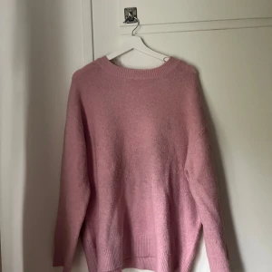 Stickad tröja  - Super fin rosa färg, jättemysig och skön dessutom!