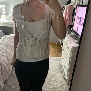 Virkad t-shirt/kofta - Grå/beige kofta med korta armar och kortare i längd, köpt på second hand för 1 år sedan, aldrig andvänt, bra skick. Gammal H&M tröja