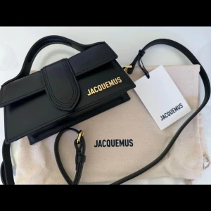Jacquemus väska  - Svart jacquemus väska använd fåantal gånger pris kan diskuteras 
