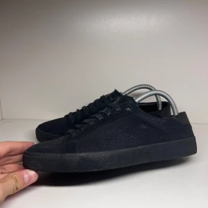 Saint Laurent - Saint Laurent skor (helsvarta) 10/10 skick, helt nya ! Saint Laurent kort medföljer vid köp ! St 39,5 passar 41 ! Vid minsta fundering är det bara att höra av dig 📩 (vi svara så snabbt så möjligt)