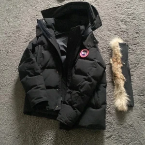 Canada Goose wyndham - Hejsan säljer nu min canada goose jacka som jag har endast använt i 2 veckor, fick en ny jacka och de anledningen till varför denna säljs, har ni några frågor så är de bara att ställa de:)