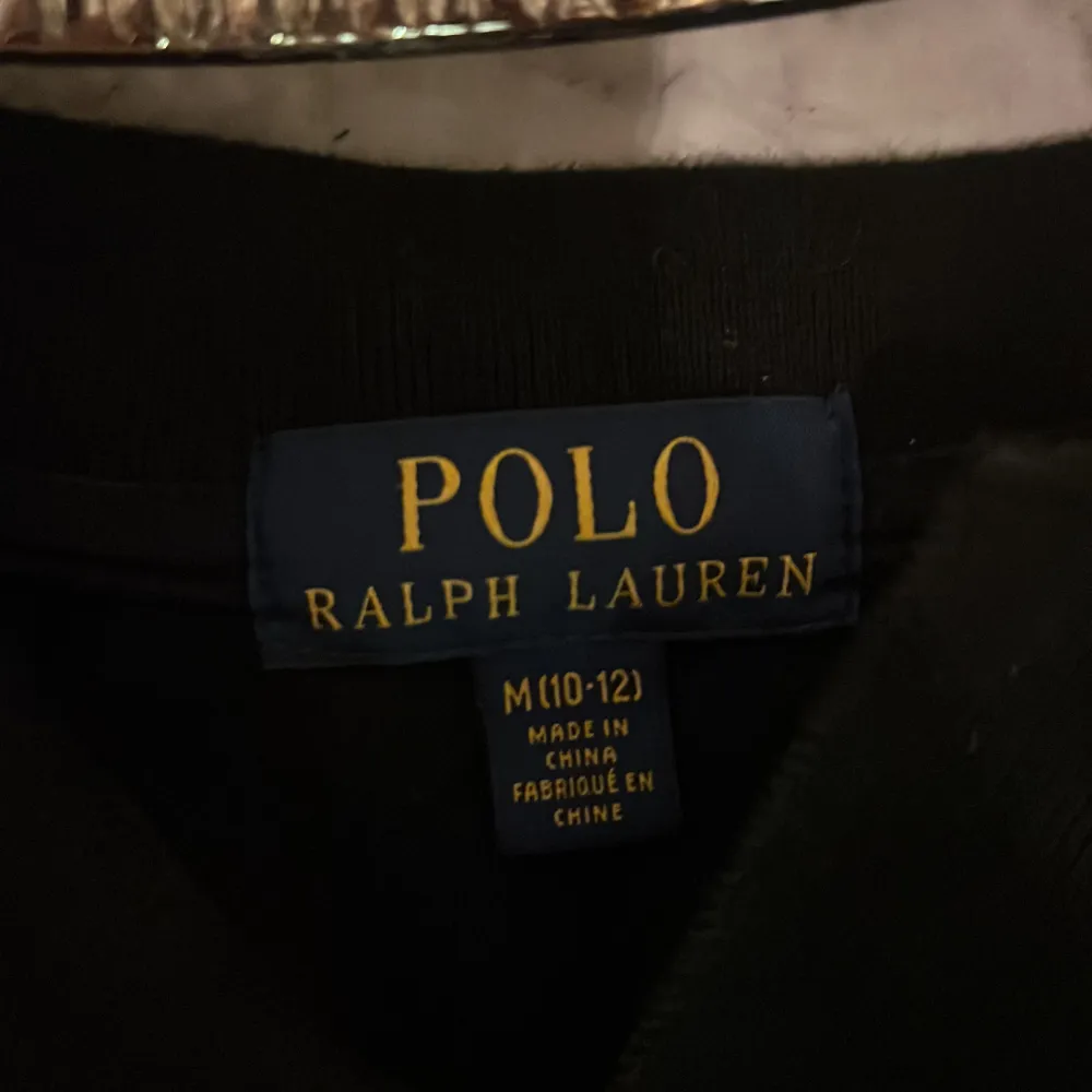 Säljer min gamla Ralph lauren långärmade piké eftersom att jag har vuxit ur den. Den är i bra skick eftersom att jag har tagit hand om den  Tröjan är storlek 10-12 år i Medium storlek för Ralph laurens barn sektion  Tröjan var köpt på Ralph lauren   . Tröjor & Koftor.