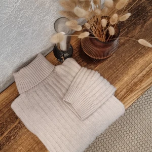 Beige stickad polotröja från H&M - Säljer en supermysig beige stickad polotröja från H&M. Perfekt för kyliga dagar med sin ribbade design och långa ärmar. Tröjan är i storlek S och passar perfekt till både jeans och kjol. Ett måste för höst- och vintergarderoben! 🍂