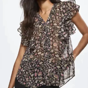 Blommig blus 🌸 - Super söt topp som tyvärr inte kommit till användning:( använt 2 gånger max