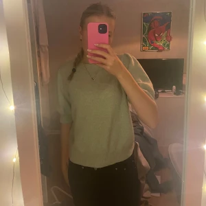 Grön tröja från Vero Moda - Säljer en superfin grön tröja från Vero Moda. Den har puffiga trekvartsärmar och är gjord i ett mjukt material som känns skönt mot huden. Perfekt för både vardag och lite finare tillfällen. Passar bra till jeans eller kjol! Skriv för fler bilder💗