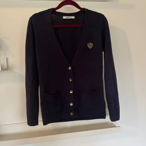 Kofta  - Kofta med knappar. Mörkblå/marinblå